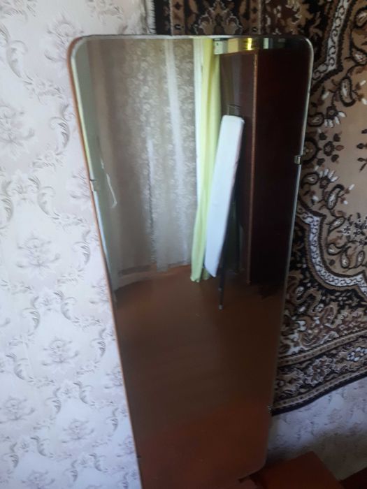 Трюмо з дзеркалом