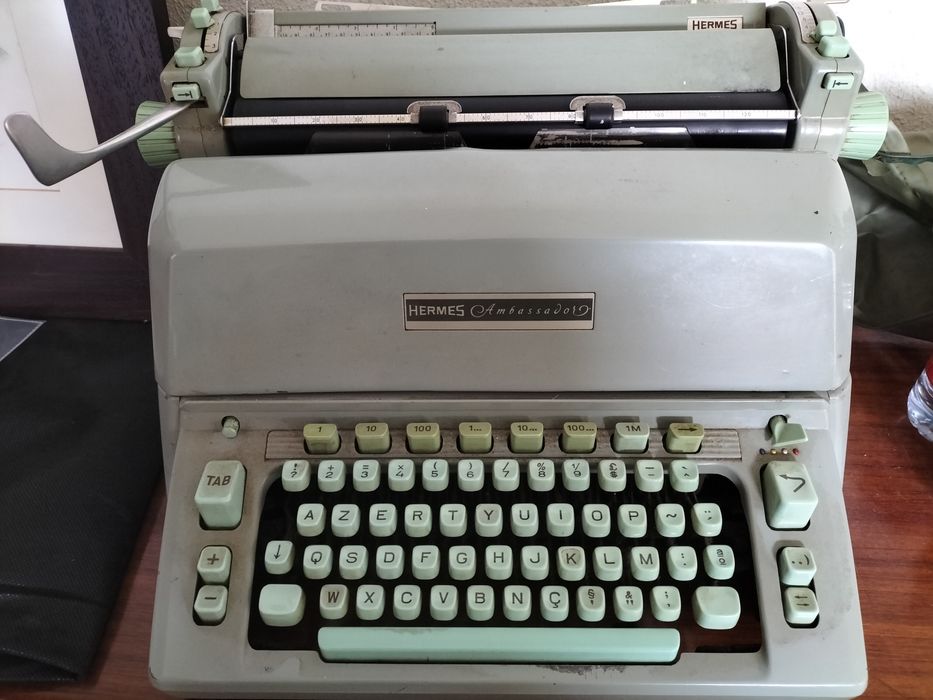 Máquina de escrever azert Hermes Ambassador