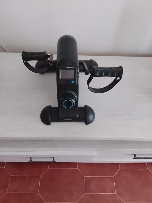 Pedaleira para exercitar músculos das pernas