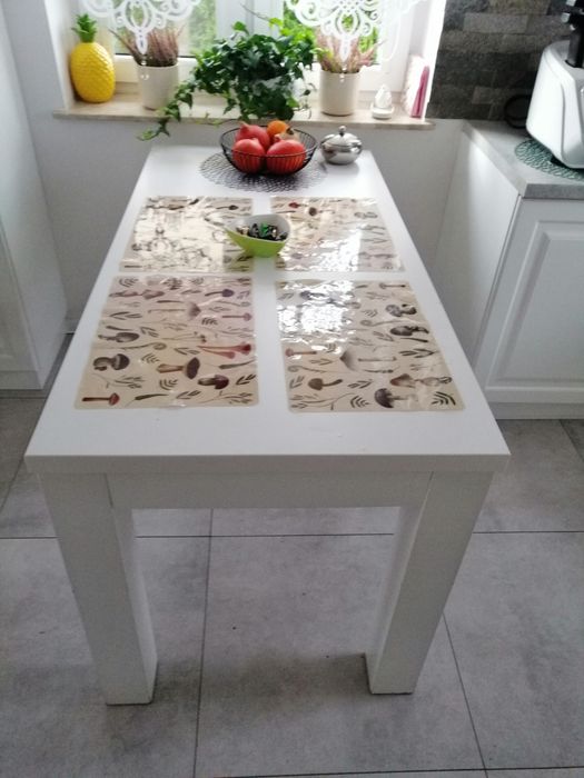 Drewniany, biały stół