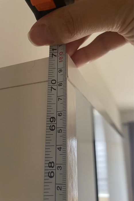 Estante em preto e branco