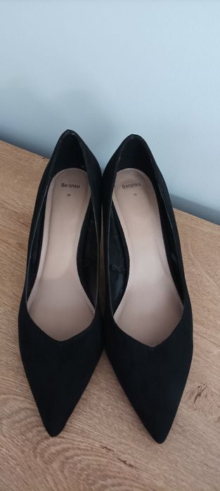 Zamszowe czółenka Bershka