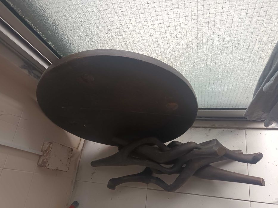 Mesa antiga madeira trabalhada para restauro
