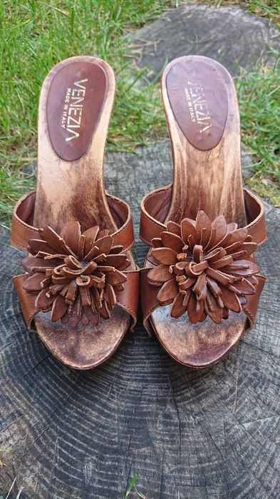 Venezia brązowe klapki drewniaki sandały sandałki z kwiatem.