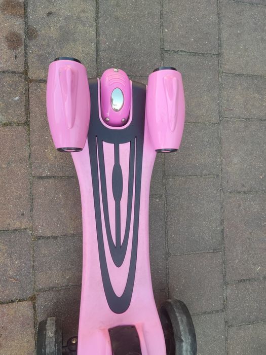 Hulajnoga scooter grajaca para wodna świecąca