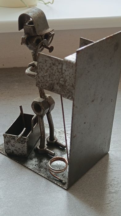 Metalowa figurka elektryk