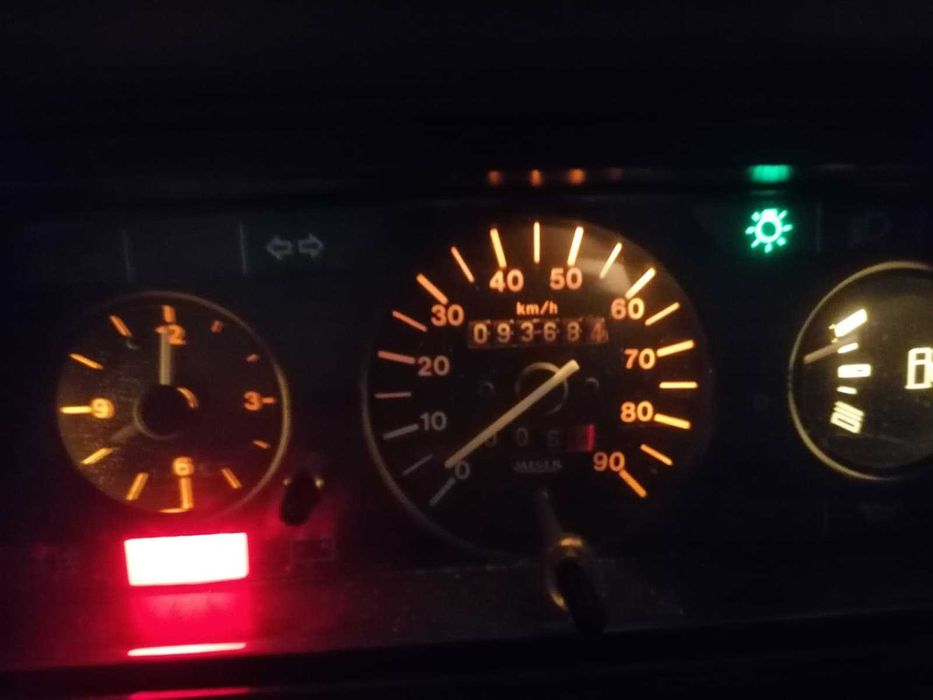 Carro bom de pintura em ótimo estado de conservação