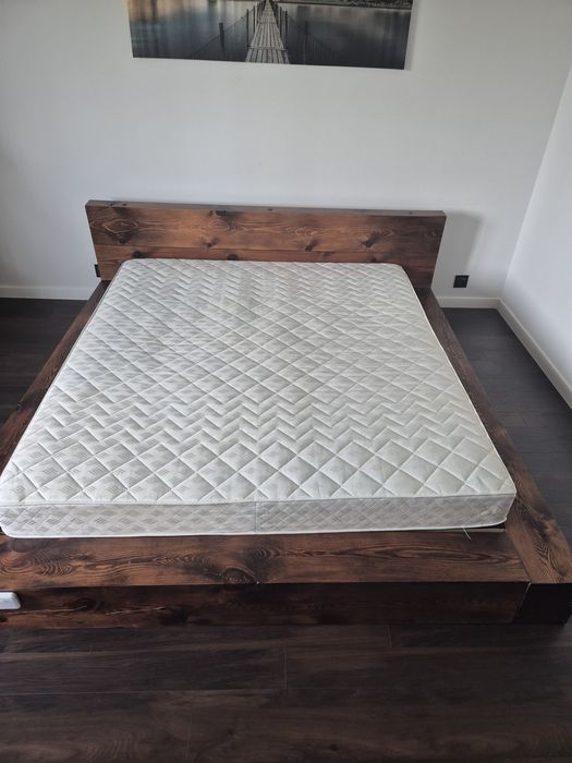 Drewniane solidne łóżko