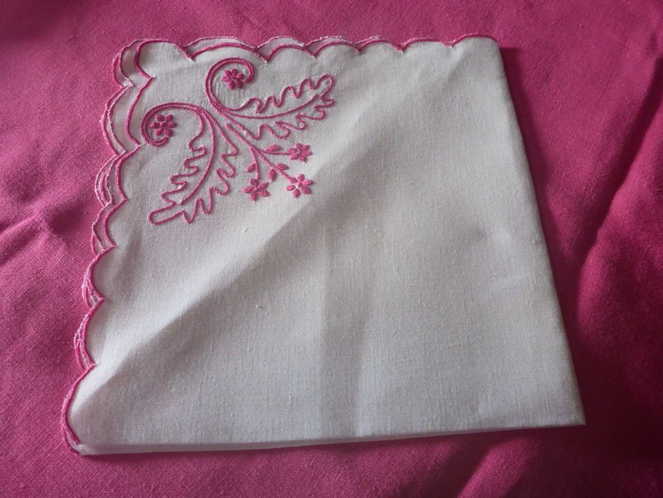 Toalha redonda linho cor rosa e 8 guardanapos bordados á mão 172x164cm