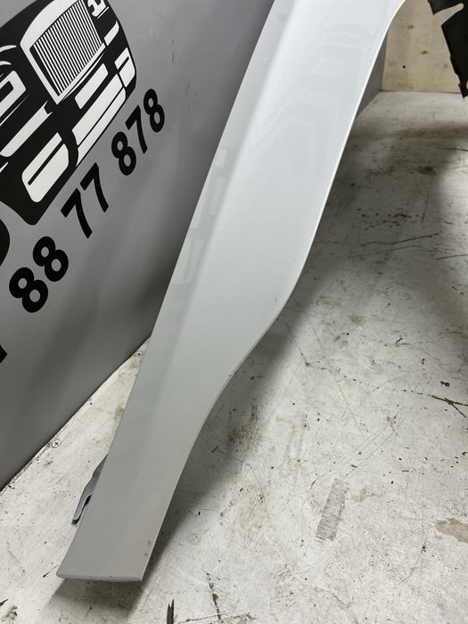 Ліве крило Tesla Model 3