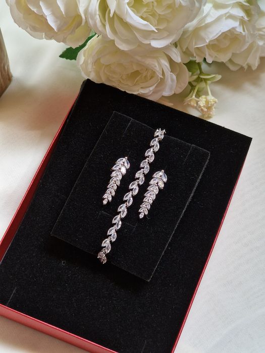 Delikatny komplet biżuterii ślubnej w srebrnym kolorze