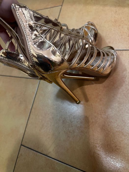 Босоніжки жіночі