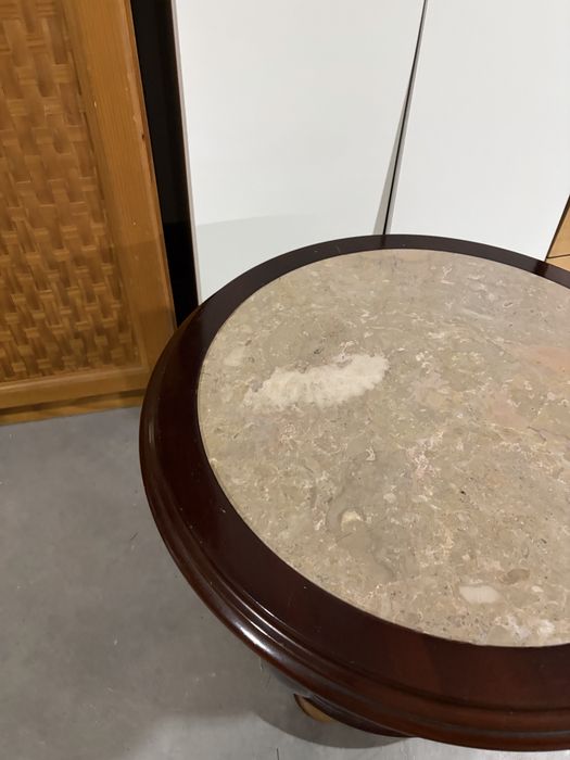 Mesa com tampo de pedra