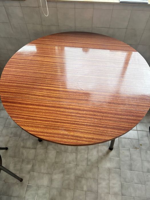 Mesa de madeira com oferta de 2 cadeiras