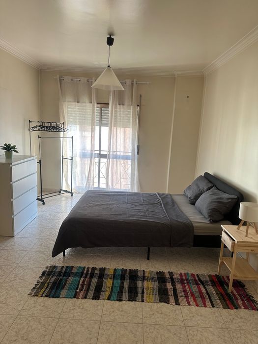 São Domingo, Santarem: Quarto Mobilado, Amplo e Luminoso em Apartamento Partilhado