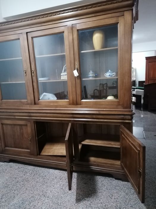 Móvel em Carvalho. Indicado para sala de jantar.