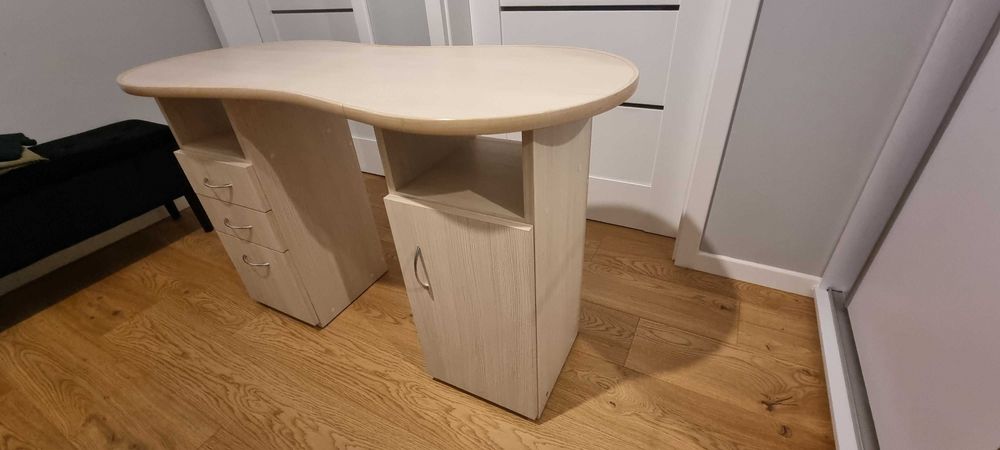 Stolik/biurko kosmetyczne do manicure