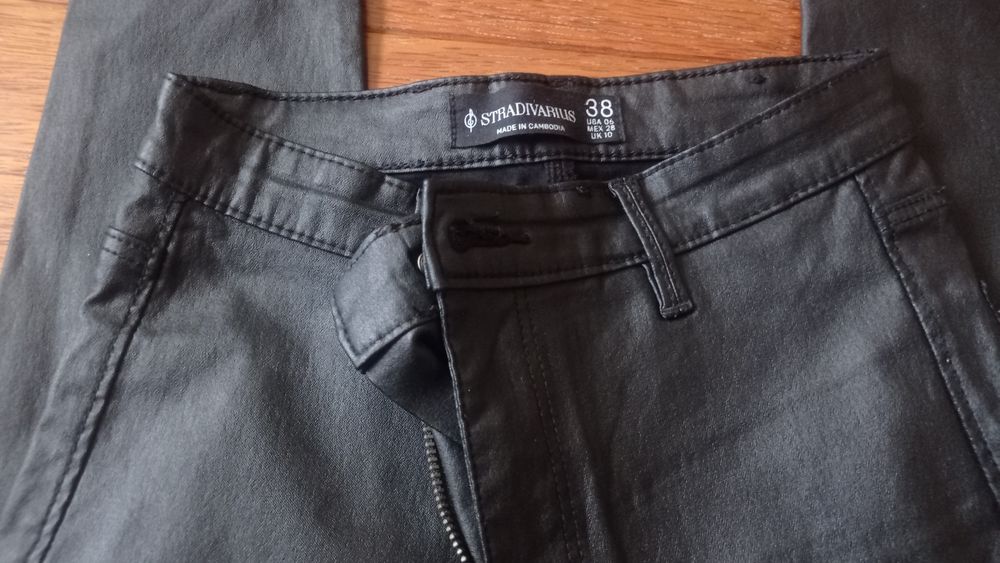 Spodnie czarne woskowane r. 38 M Stradivarius