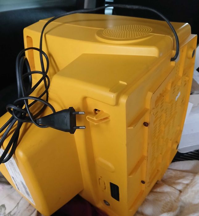 Televisão a cores CRT de 14 polegadas, da marca "Basic Line" num amarelo vibrante muito raro com um design icónico dos anos 90.