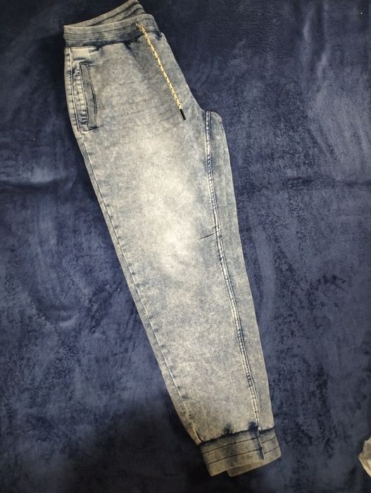 Гарні світлі джинси joggers 30 розміру