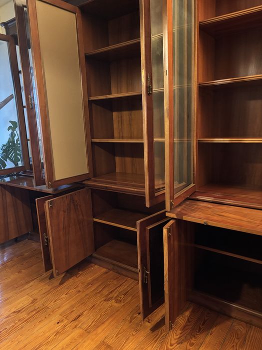 Vitrine em Madeira Maciça - Ótimo Estado