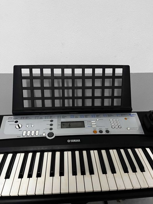 Vendo Órgão/ Teclado Yamaha YPT-200 com suporte incluído