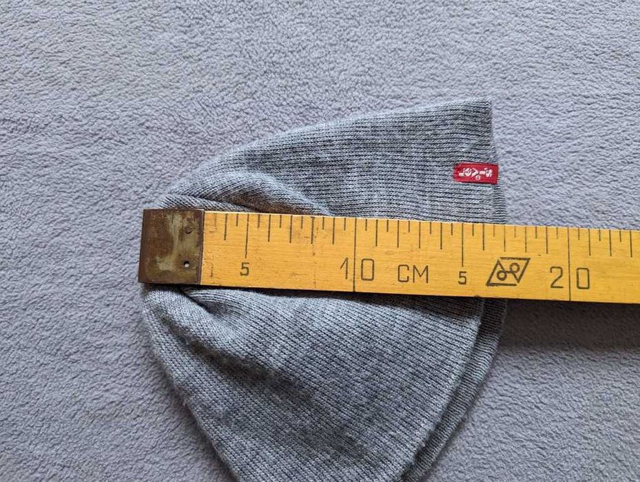 Демисезонная шапка LEVI'S серая короткая
