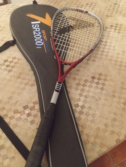 Vendo raquete de squash com pouco uso.