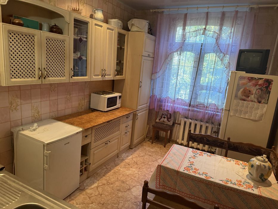 Продам 2 кімнатну сталінку в центрі . Сковороди 36