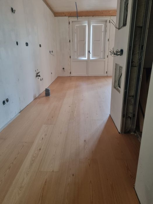 Instalação de portas interiores e colocação de piso