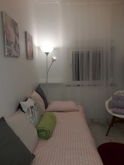 Alugo Quarto  equipado com frigorífico e TV LED no interior