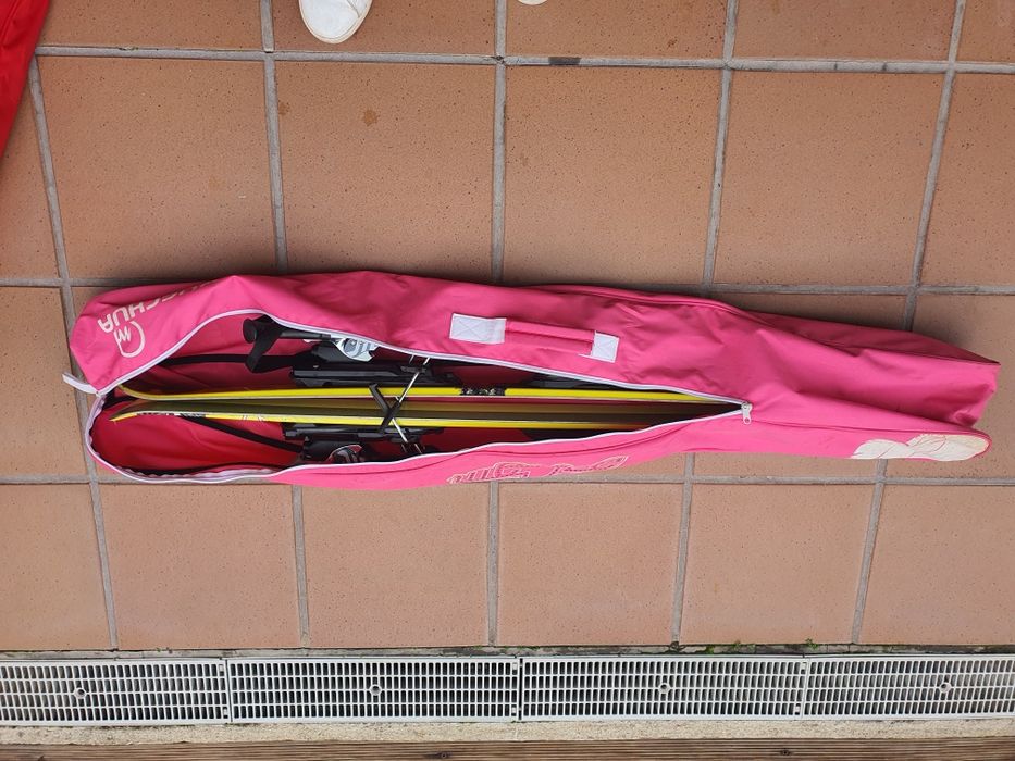 Skis, bastões e saco para transporte