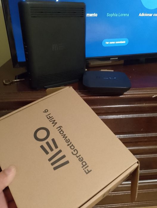 Aparelhos Meo roteador e tv box