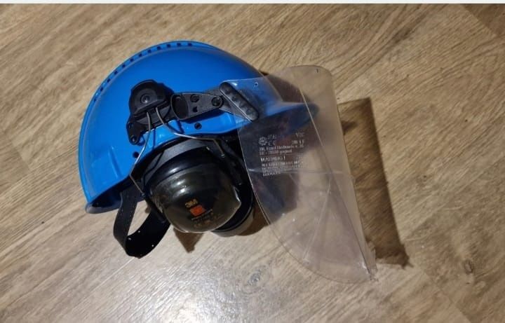 Kask budowlany ze słuchawkamy