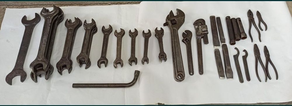 Ключи рожковые, зубило, ключ колесный, плоскогубцы, шлицевой ключ