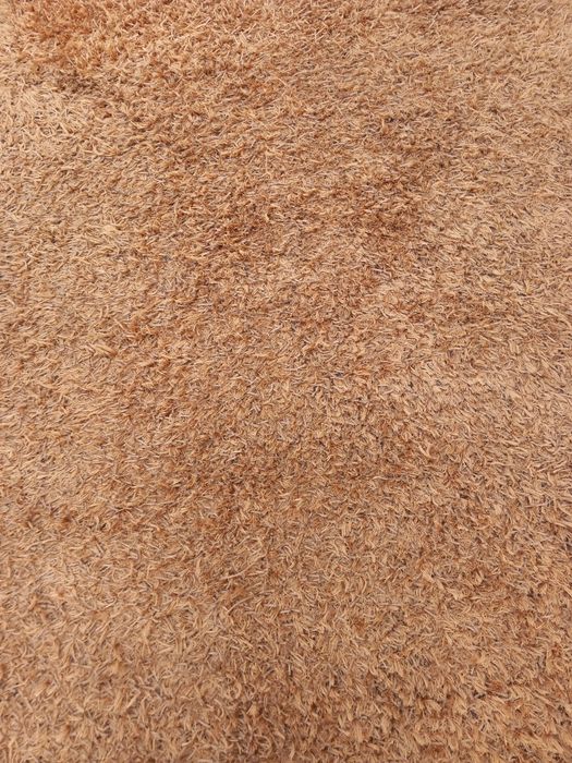 Duas carpetes vermelho vivo,e uma Catanho pelo longo