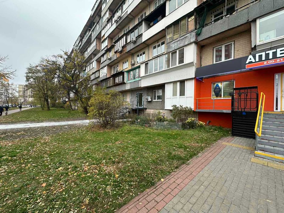 Фасадне приміщення в оренду на Березняках