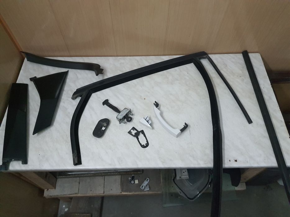 Фиксатор,стекло подьемник,уплотнитель Форд Фокус 3.Ford