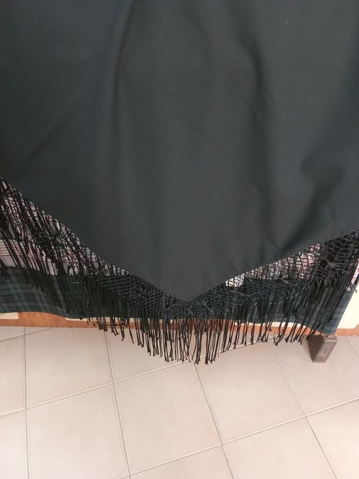 Xaile preto Novo ,com franja manual e aplicação manual também, 1,30*1,30+ 27 cms de franja.