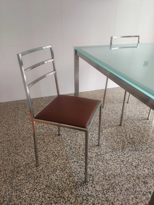 Mesa de cozinha quadrada e cadeiras