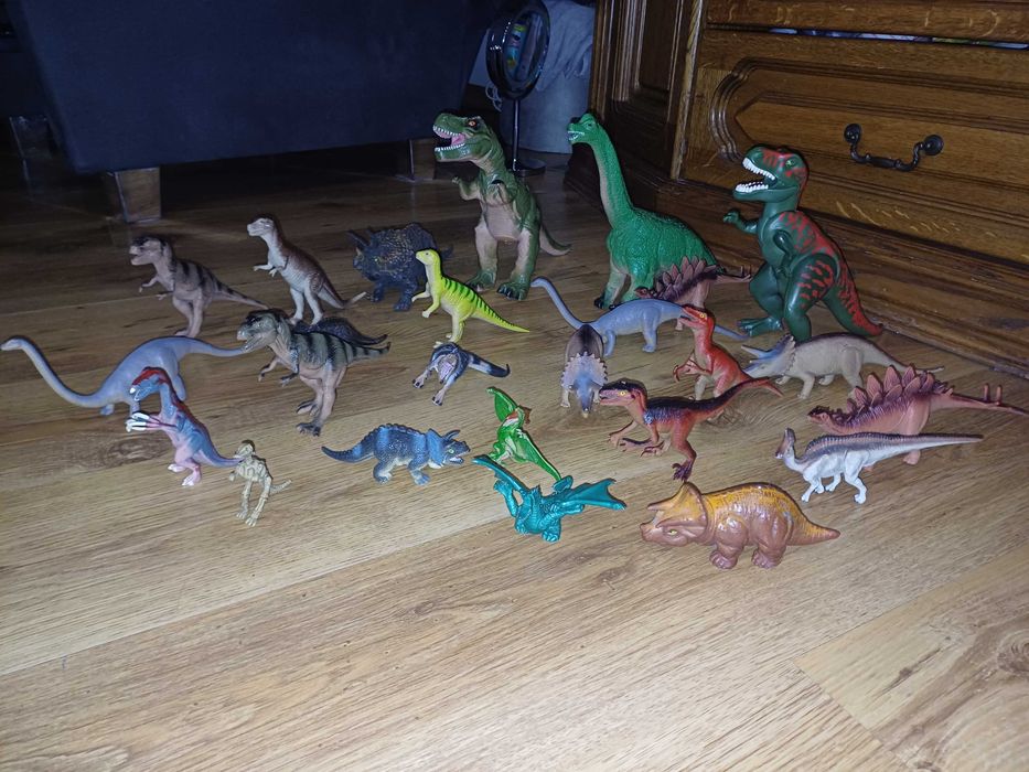 Figurki dinozaurów