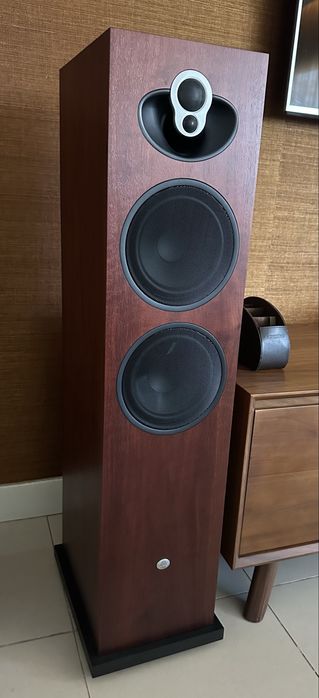 Linn Majik 140 colunas de chão - acabamento madeira (walnut/nogueira)