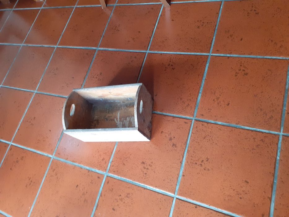 Caixa de madeira  de  pinho, 35x22x17cm.
