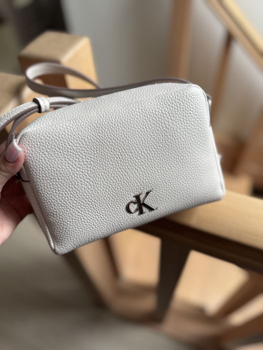Кросбоді Calvin Klein молочна і чорна