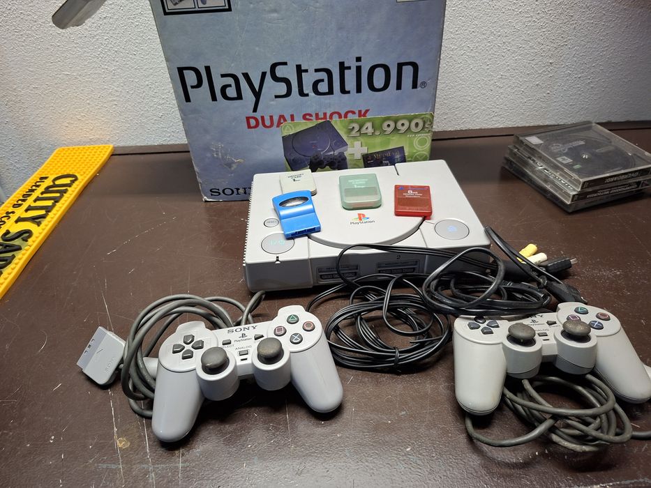 Consola ps1 com jogos.