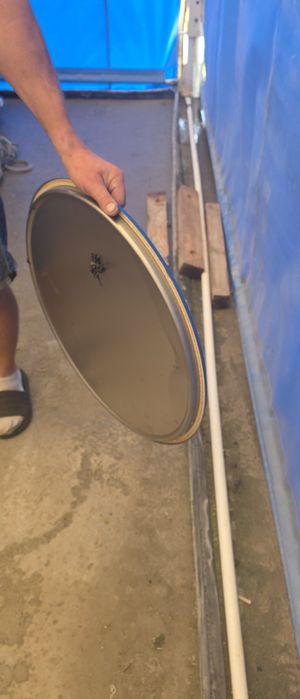 В наявності бочки з зажимом( з кришкою)200л, 30л. Є 30л, під рідину