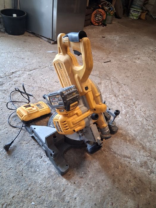Ukośnica Dewalt DCS777