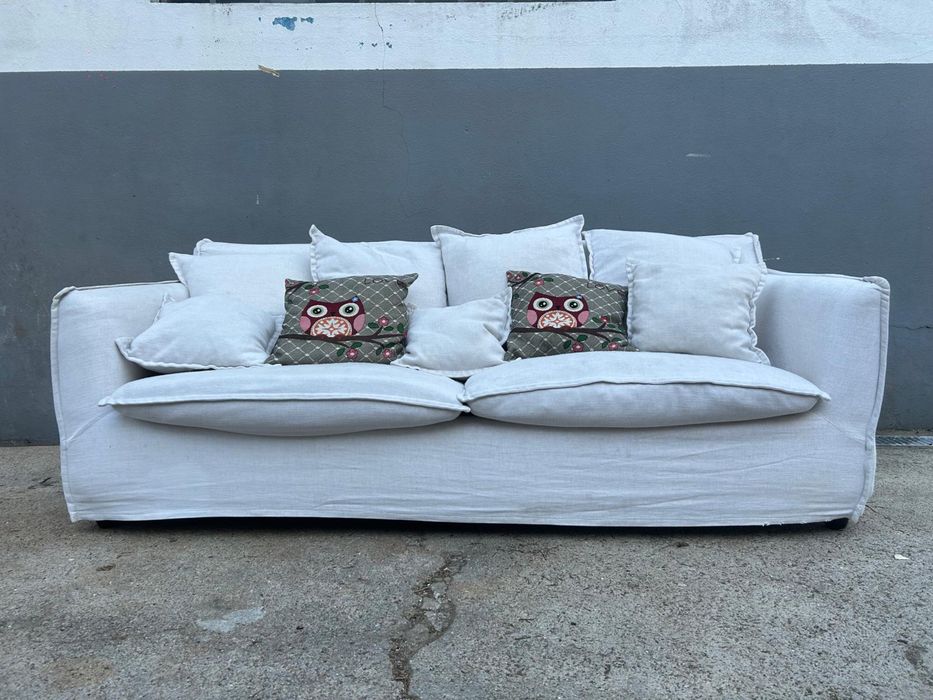 Sofá de 3 lugares com tecido tipo fazenda claro