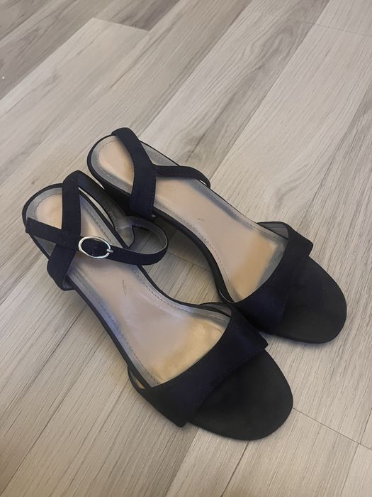 Sandalki na obcasie granatowe