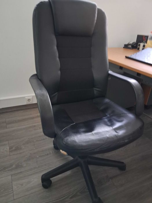 ID 57 - Vendo Cadeira escritório ergonómica com rodas com braços